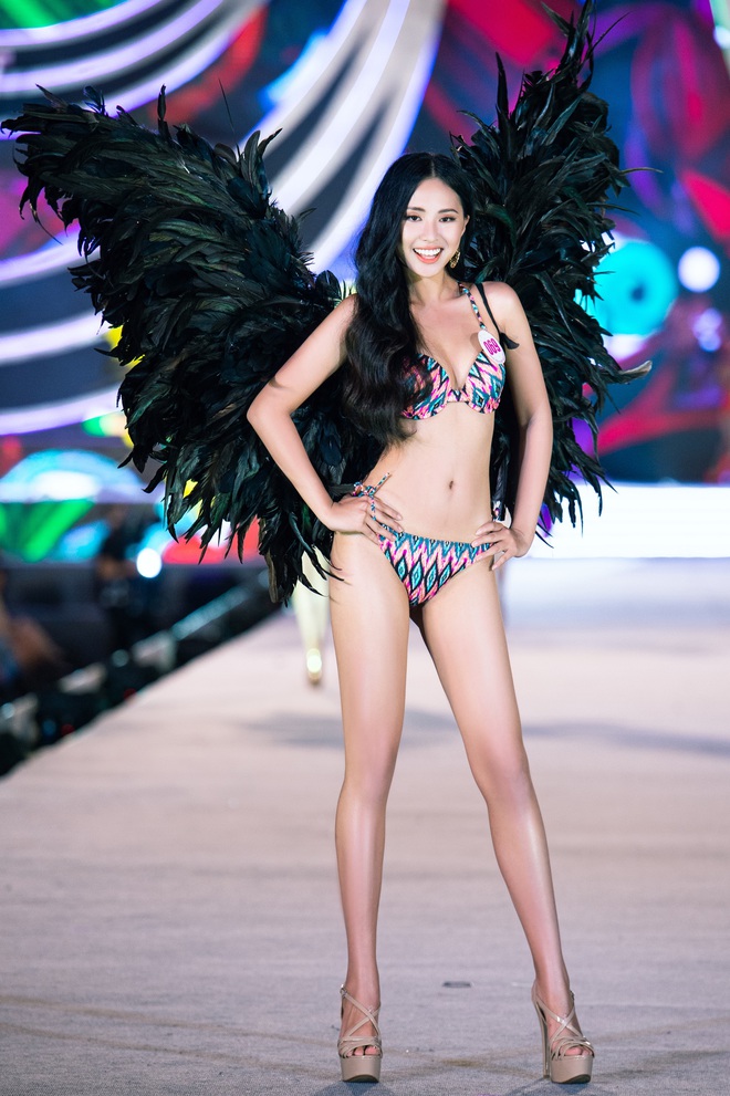 Nóng hừng hực Top 35 HHVN 2020 trình diễn bikini như Victoria’s Secret: Người khoe vòng 1 siêu khủng, kẻ lộ khuyết điểm rõ rệt - Ảnh 7.