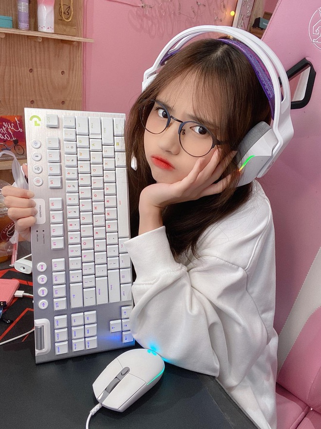 Nữ streamer bé hạt tiêu nhưng gáy to, livestream leo rank kim cương rách liên tục 10h đồng hồ! - Ảnh 1.