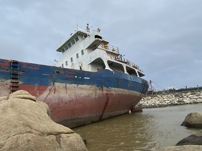 Tàu chứa 10 tấn dầu gặp nạn ở vùng biển Quảng Ngãi - Ảnh 1.