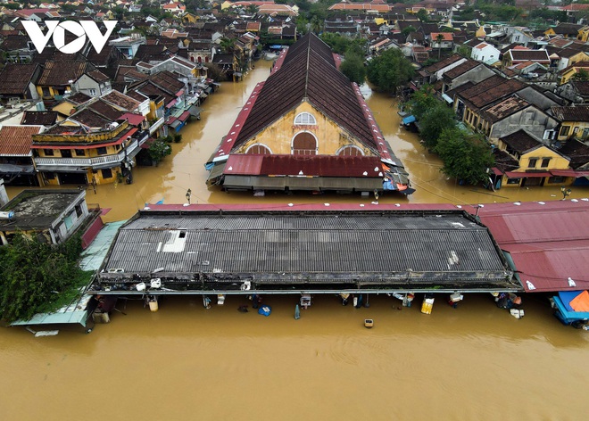 Ảnh: Lần thứ 7 trong vòng hơn 1 tháng, phố cổ Hội An ngập trong nước lũ - Ảnh 16.