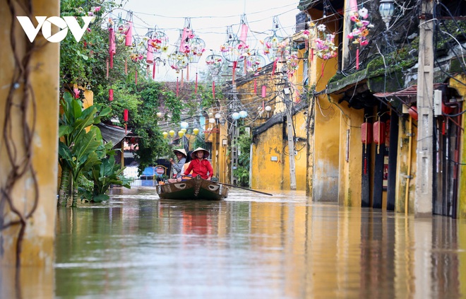 Ảnh: Lần thứ 7 trong vòng hơn 1 tháng, phố cổ Hội An ngập trong nước lũ - Ảnh 8.