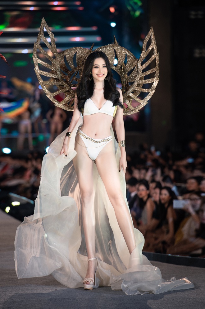 Bỏng mắt clip Top 35 HHVN 2020 trình diễn bikini đúng kiểu Victoria’s Secret, vedette Tiểu Vy khoe vòng 1 đồ sộ qua camera thường - Ảnh 9.