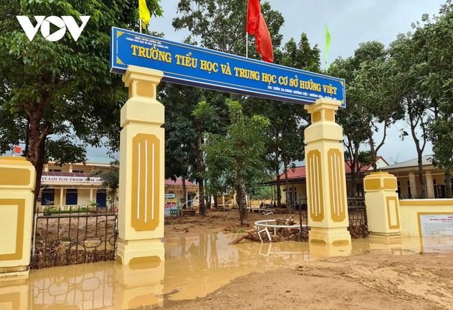 Học sinh v&ugrave;ng b&atilde;o lũ miền Trung: Gian nan con đường đến trường - Ảnh 3.