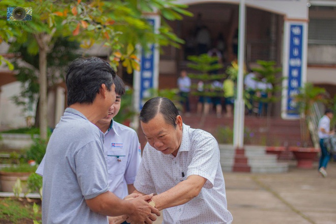 Thầy Hiệu trưởng ôm từng học sinh ngày nghỉ hưu, sau đó bất ngờ được tặng quà siêu cấp đáng yêu - Ảnh 2.