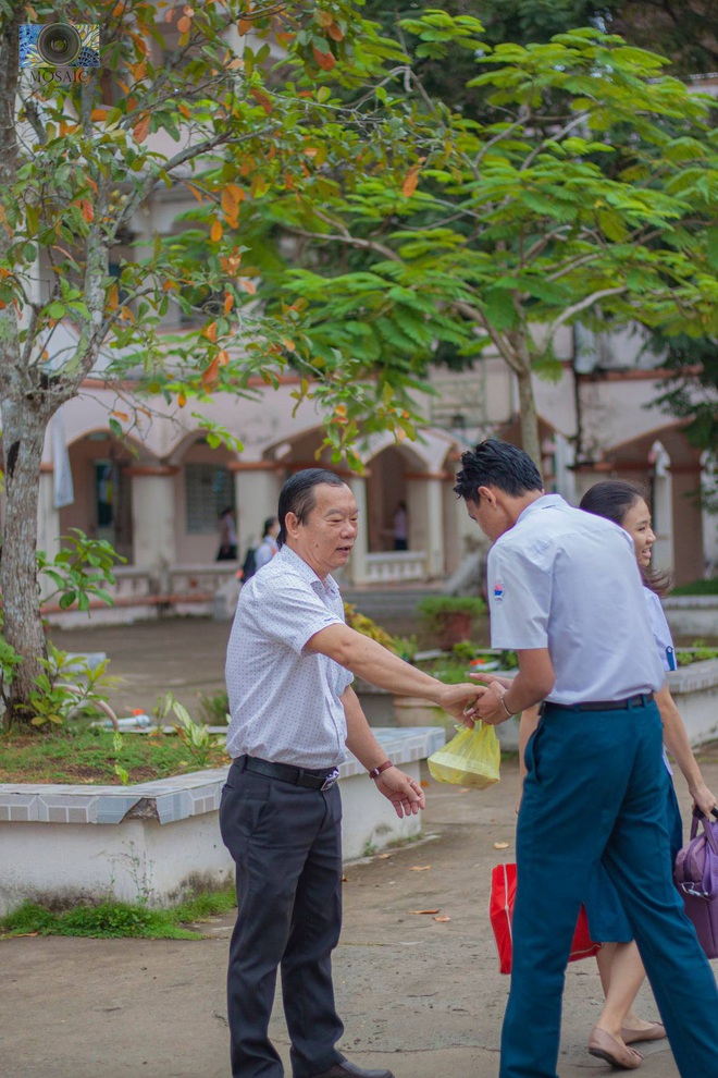 Thầy Hiệu trưởng ôm từng học sinh ngày nghỉ hưu, sau đó bất ngờ được tặng quà siêu cấp đáng yêu - Ảnh 6.