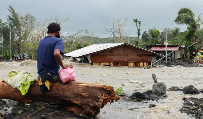 16 người chết vì bão Goni ở Philippines, Tổng thống thị sát vùng bị ảnh hưởng  - Ảnh 1.