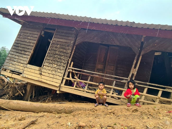 Học sinh v&ugrave;ng b&atilde;o lũ miền Trung: Gian nan con đường đến trường - Ảnh 1.