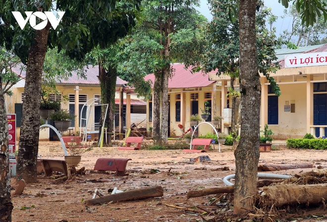 Học sinh v&ugrave;ng b&atilde;o lũ miền Trung: Gian nan con đường đến trường - Ảnh 2.