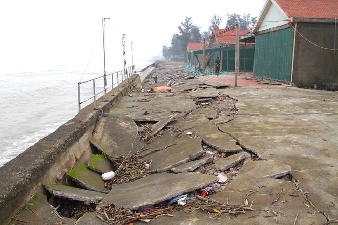 Cận cảnh tuyến kè đê biển Cửa Lò tan hoang sau bão lũ - Ảnh 10.