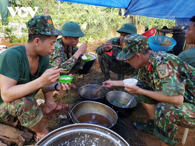 Nhường nh&agrave;, chia lương thực cho c&aacute;c chiến sĩ l&agrave;m nhiệm vụ tại Tr&agrave; Leng - Ảnh 4.