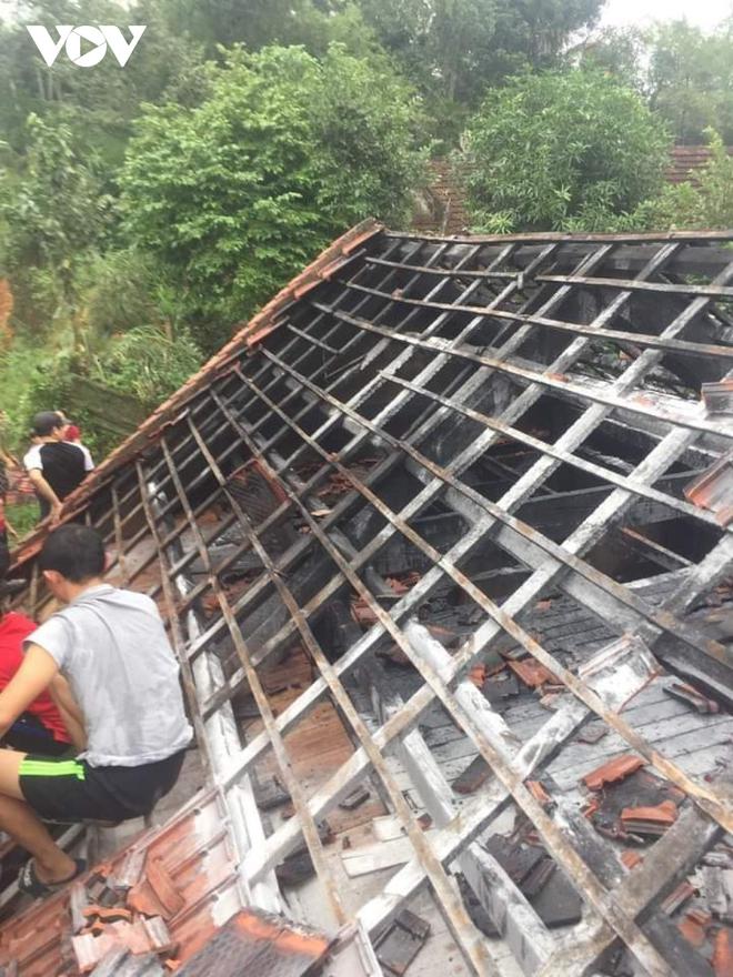 Chập điện sau lũ, nh&agrave; d&acirc;n bị thi&ecirc;u rụi - Ảnh 2.