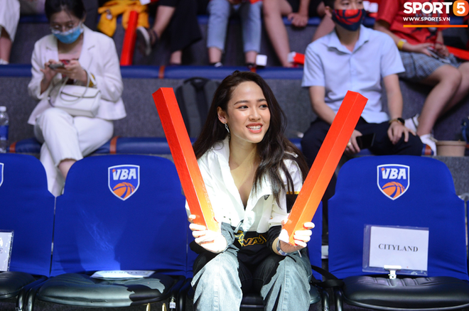 Cara Phương làm cổ động viên đặc biệt tại giải bóng rổ chuyên nghiệp Việt Nam, fan thắc mắc: NoWay ở đâu lại để bạn gái xinh đẹp đi xem bóng rổ một mình? - Ảnh 7.