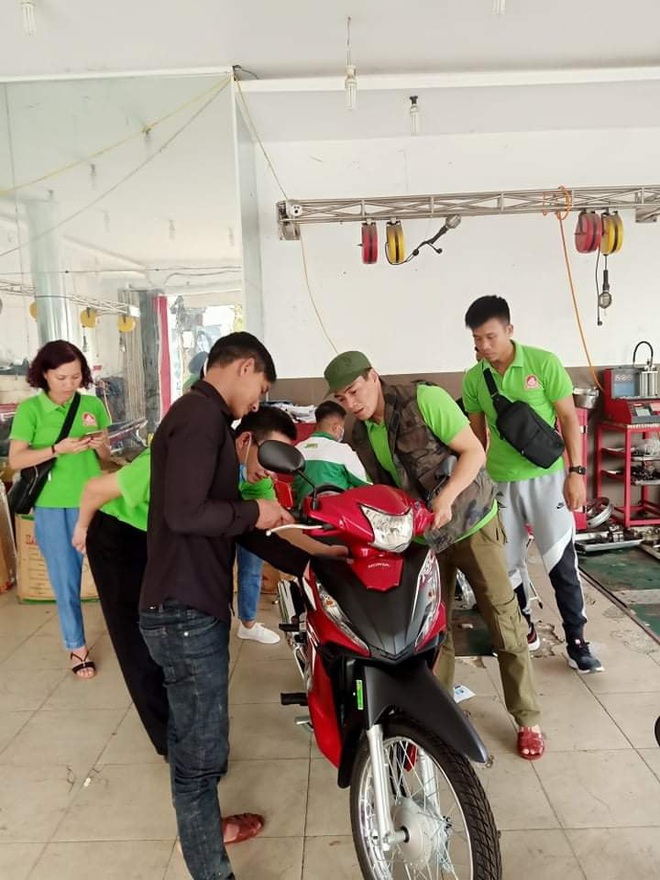 Người đàn ông "xin đi xe chứ không cần tiền" được tặng chiếc xe máy: Cuối cùng nụ cười đã nở trên môi! 12332228026673624735769122303567584258737192n 1604412407259536336743