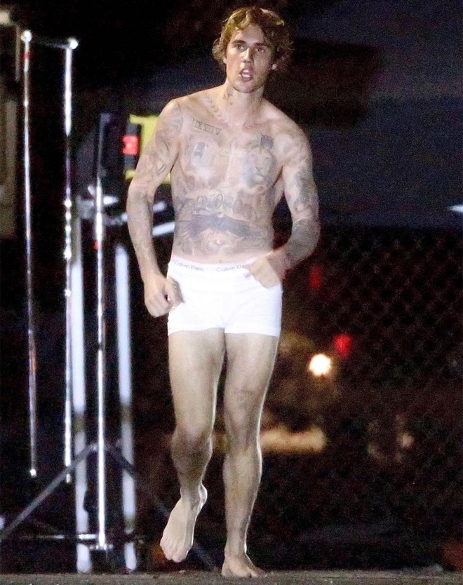 Lộ loạt ảnh Justin Bieber hớn hở, mặc độc mỗi quần lót khoe body săn chắc trên phim trường - Ảnh 8.