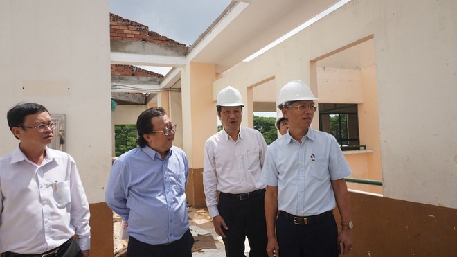 TP.HCM: Chuyển to&agrave;n bộ HS một trường THPT sang nơi kh&aacute;c học sau sự cố gi&ocirc;ng lốc - Ảnh 1.