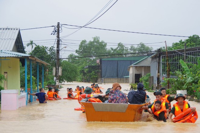 Hơn 27 nghìn bộ đội và 11 máy bay sẵn sàng ứng phó bão số 10 - Ảnh 2.