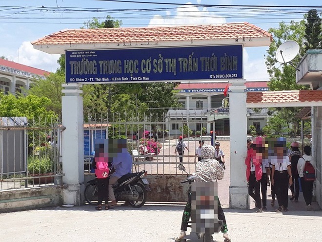 H&agrave;ng chục học sinh cấp 2 ngất xỉu ở C&agrave; Mau - Ảnh 1.