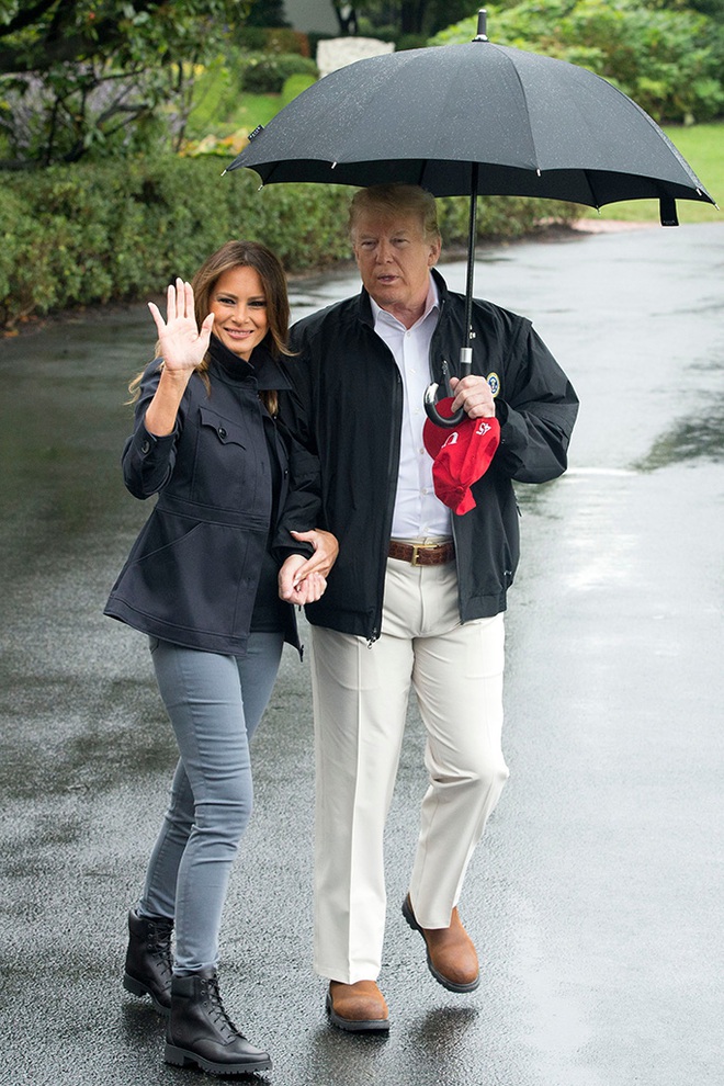 Suốt 4 năm chồng đắc cử Tổng thống Mỹ, cũng có vài lần bà Melania Trump diện đồ bình dân, nhưng bão tố vẫn cứ ập đến bất kỳ lúc nào - Ảnh 11.