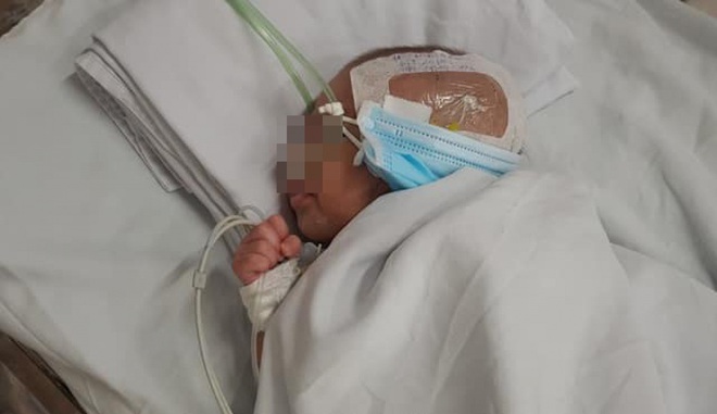 Bé trai vừa chào đời bị cha mẹ bỏ rơi trong bệnh viện - Ảnh 1.