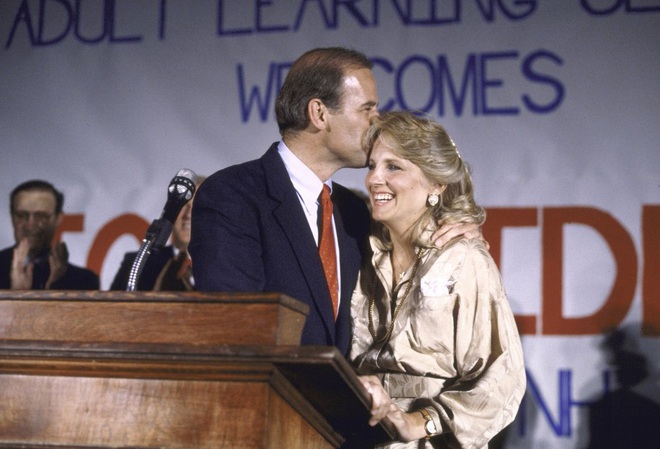 Hậu phương của &ocirc;ng Biden: Vị phu nh&acirc;n gần 70 tuổi sắc nước hương trời với gu thời trang thanh lịch, giản dị đậm n&eacute;t Ho&agrave;ng gia - Ảnh 6.