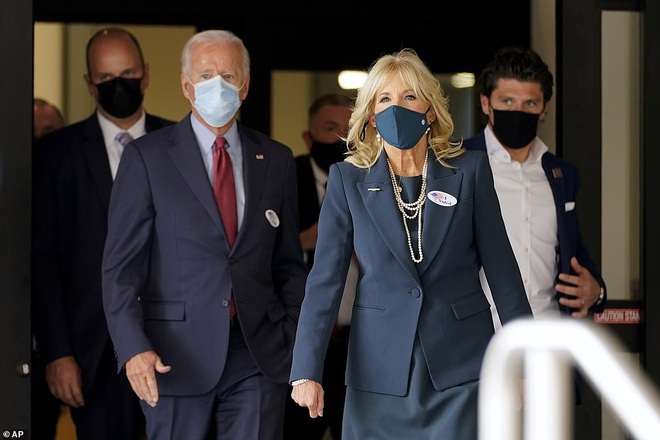 Hậu phương của &ocirc;ng Biden: Vị phu nh&acirc;n gần 70 tuổi sắc nước hương trời với gu thời trang thanh lịch, giản dị đậm n&eacute;t Ho&agrave;ng gia - Ảnh 7.