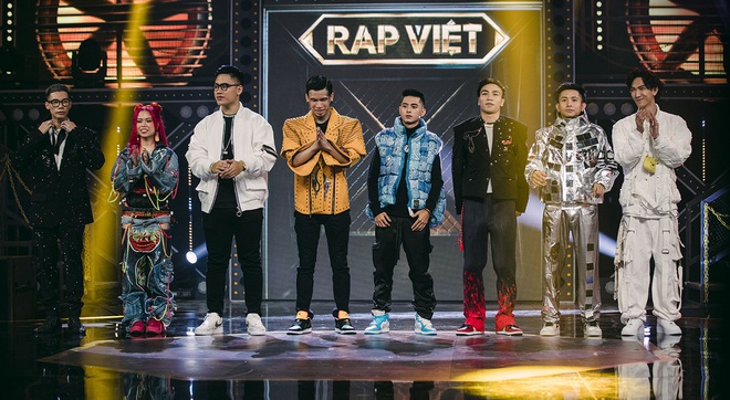 Trọn bộ trang phục Chung kết Rap Việt: Wowy nổi bần bật với style bà ngoại! - Ảnh 1.