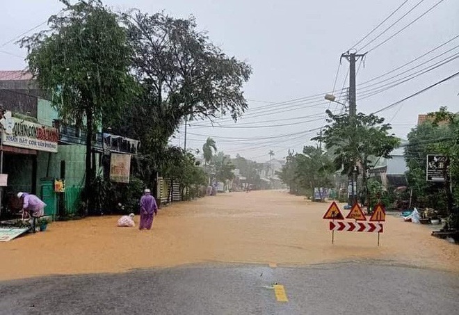 Mưa lớn, Nam Trà My bị chia cắt, thủy điện Sông Tranh 2 và Đak Mi 4 xả lũ - Ảnh 2.