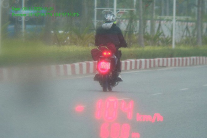 Ph&oacute;ng xe m&aacute;y như bay 104km/giờ, cố t&igrave;nh t&ocirc;ng CSGT - Ảnh 1.