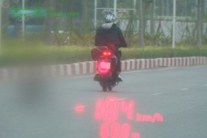 Phóng xe máy như bay 104km/giờ, cố tình tông CSGT - Ảnh 1.