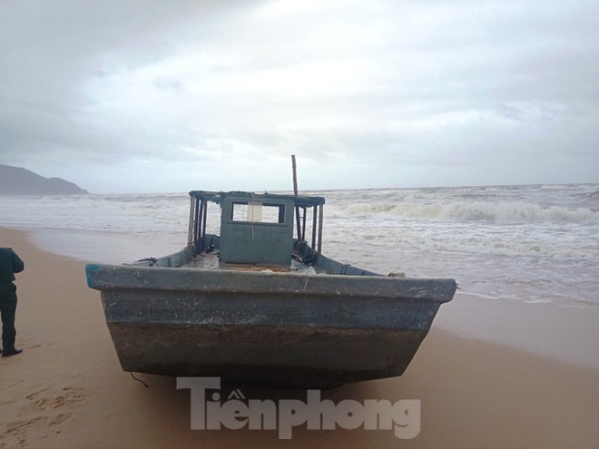 Lại phát hiện thuyền bí ẩn không người dạt vào vùng biển Lăng Cô - Ảnh 3.
