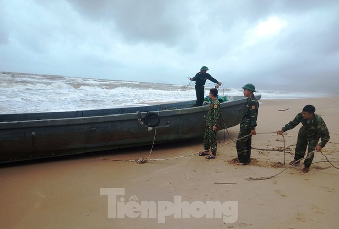Lại phát hiện thuyền bí ẩn không người dạt vào vùng biển Lăng Cô - Ảnh 1.