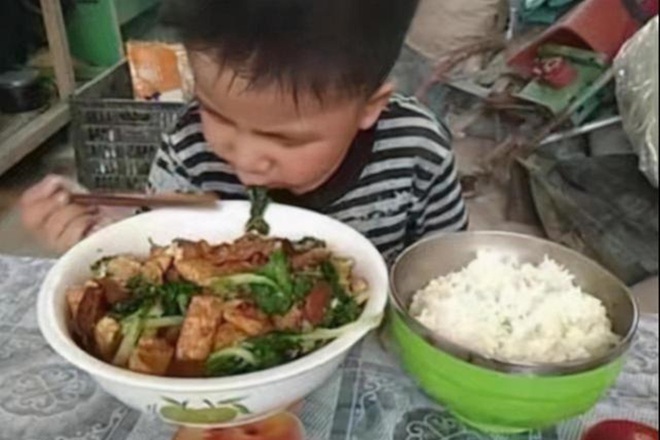 Thấy con than đói sau khi đi học về, bà mẹ tức giận đến chất vấn cô giáo mới phát hiện ra sự thật khiến ai cũng ngỡ ngàng - Ảnh 4.