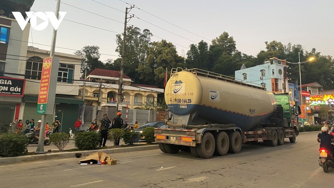 Va chạm với xe đầu kéo, nam sinh lớp 10 tử vong tại chỗ - Ảnh 1.