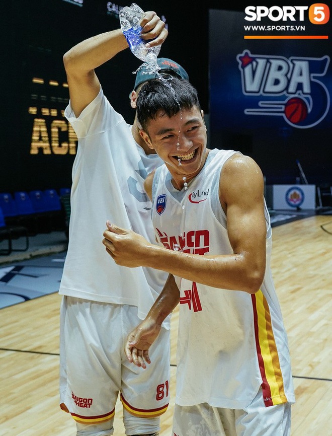 Trai đẹp Việt kiều hot nhất làng bóng rổ Christian Juzang bị ướt nhẹp bởi màn tự chui đầu vào rọ - Ảnh 7.