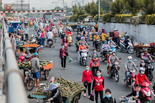 Công nhân nghèo oằn mình sau dịch Covid-19: Người mất việc, người thấp thỏm điện thoại báo đi làm như chờ xổ số - Ảnh 1.