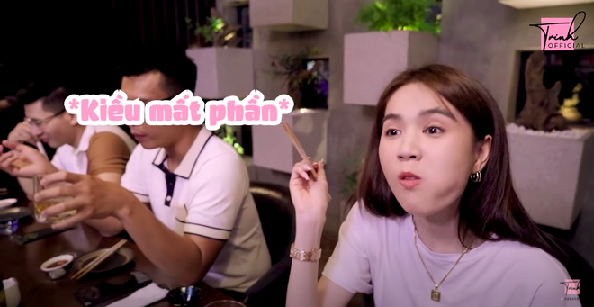“Rửa” món đồ trị giá 1,8 tỷ mới mua, Ngọc Trinh khao cả nhóm đi ăn một nhà hàng mà “ai có điều kiện lắm mới đến được” ở Sài Gòn - Ảnh 4.
