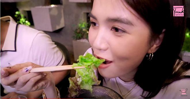 “Rửa” món đồ trị giá 1,8 tỷ mới mua, Ngọc Trinh khao cả nhóm đi ăn một nhà hàng mà “ai có điều kiện lắm mới đến được” ở Sài Gòn - Ảnh 4.