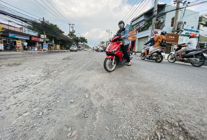 Gần 2,5km đường ở Sài Gòn giá hơn 800 tỷ nhưng làm 5 năm chưa xong: Người dân than trời vì ổ gà, bụi và nước ngập - Ảnh 6.
