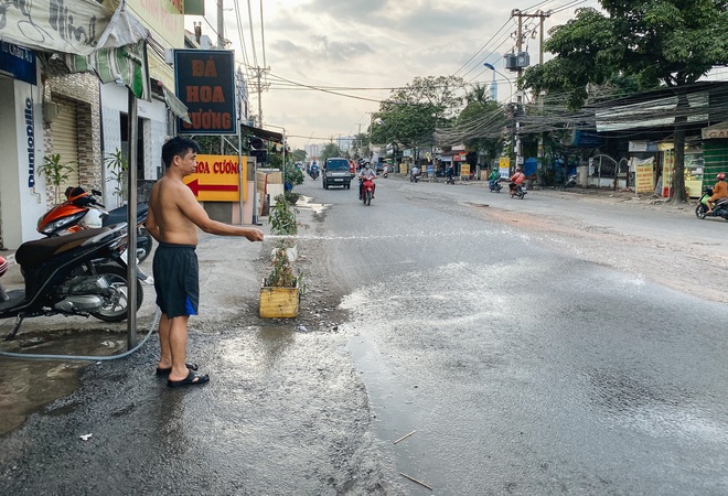 Gần 2,5km đường ở Sài Gòn giá hơn 800 tỷ nhưng làm 5 năm chưa xong: Người dân than trời vì ổ gà, bụi và nước ngập - Ảnh 9.