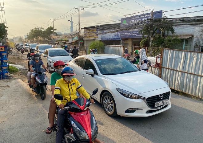 Gần 2,5km đường ở Sài Gòn giá hơn 800 tỷ nhưng làm 5 năm chưa xong: Người dân than trời vì ổ gà, bụi và nước ngập - Ảnh 16.