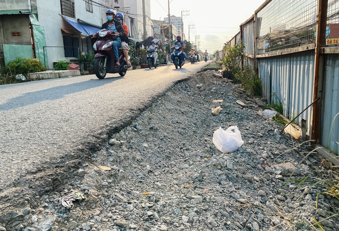 Gần 2,5km đường ở Sài Gòn giá hơn 800 tỷ nhưng làm 5 năm chưa xong: Người dân than trời vì ổ gà, bụi và nước ngập - Ảnh 15.