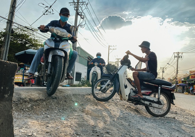 Gần 2,5km đường ở Sài Gòn giá hơn 800 tỷ nhưng làm 5 năm chưa xong: Người dân than trời vì ổ gà, bụi và nước ngập - Ảnh 7.