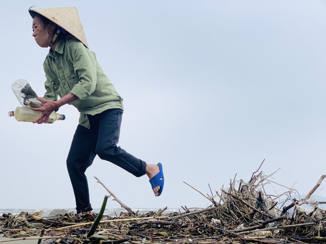 Sau mưa lũ, rác chất đống dọc bờ biển Hà Tĩnh - Ảnh 5.