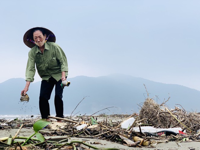 Sau mưa lũ, rác chất đống dọc bờ biển Hà Tĩnh - Ảnh 6.