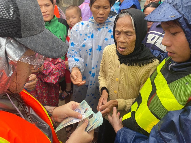 Người vợ giấu chồng ủng hộ 1,5 tỷ giúp đỡ bà con miền Trung: “Mình phá sổ tiết kiệm đi mua đồ đạc trong 1 ngày, chuẩn bị rồi đi luôn” - Ảnh 4.