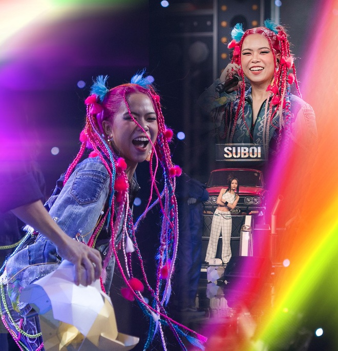 Bố mẹ Tlinh (Rap Việt) lần đầu lộ diện: Đội n&oacute;n Suboi, diện &aacute;o gi&aacute;m khảo, đứng một g&oacute;c xem con g&aacute;i biểu diễn - Ảnh 1.