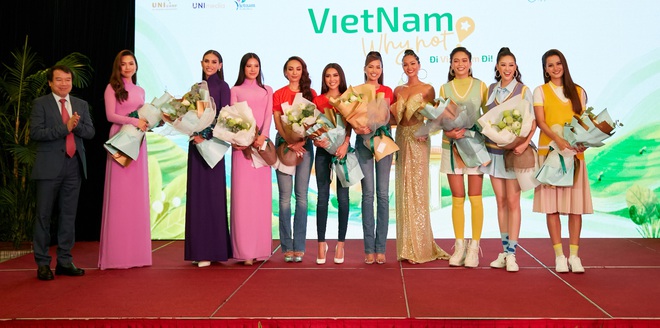 Không còn chiền may mắn, Mâu Thủy tạo dáng cực thân thiết với Hương Ly trong họp báo show thực tế mới - Ảnh 1.