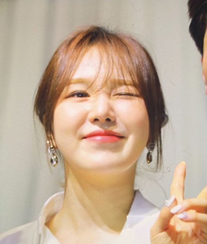 Wendy (Red Velvet) lần đầu lộ diện trong đ&aacute;m cưới bạn th&acirc;n sau tai nạn chấn động, nhan sắc thăng hạng g&acirc;y bất ngờ - Ảnh 4.