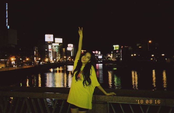 Ảnh nữ thần BLACKPINK đi dép lê, chụp tối thui ở Nhật khiến netizen ghen tị nổ mắt vì... đã xinh thì đứng bờ sông cũng đẹp - Ảnh 3.