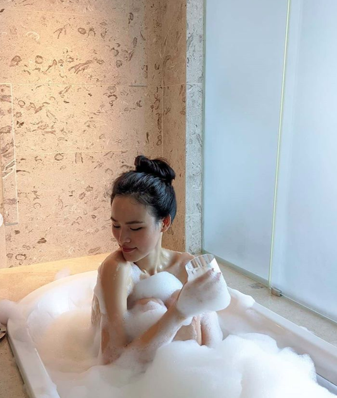 Động thái đầu tiên của Tuyết Lan hậu ly hôn: Đăng ảnh nude tắm bồn cực sexy kèm status đáng chú ý - Ảnh 1.